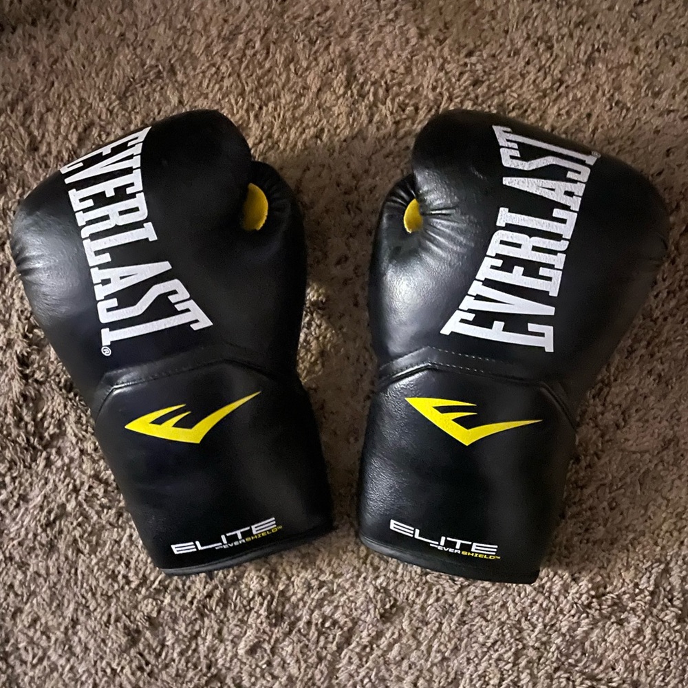 Everlast Elite Black and Yellow Gloves